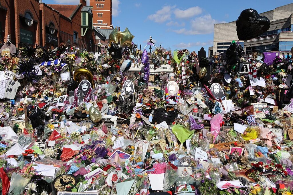 A temetésén rengeteg rajonó hagyott emléket a zenekaráról elnevezett hídon Birminhamben.