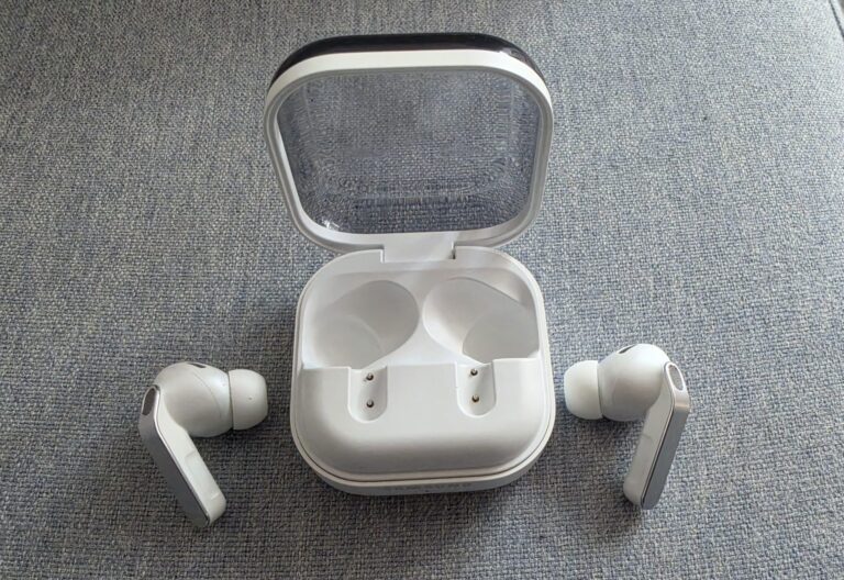 A Samsung csúcsfülese, a Buds4 Pro a legjobb hangzást a Samsung telefonokon keresztül tudja produkálni.