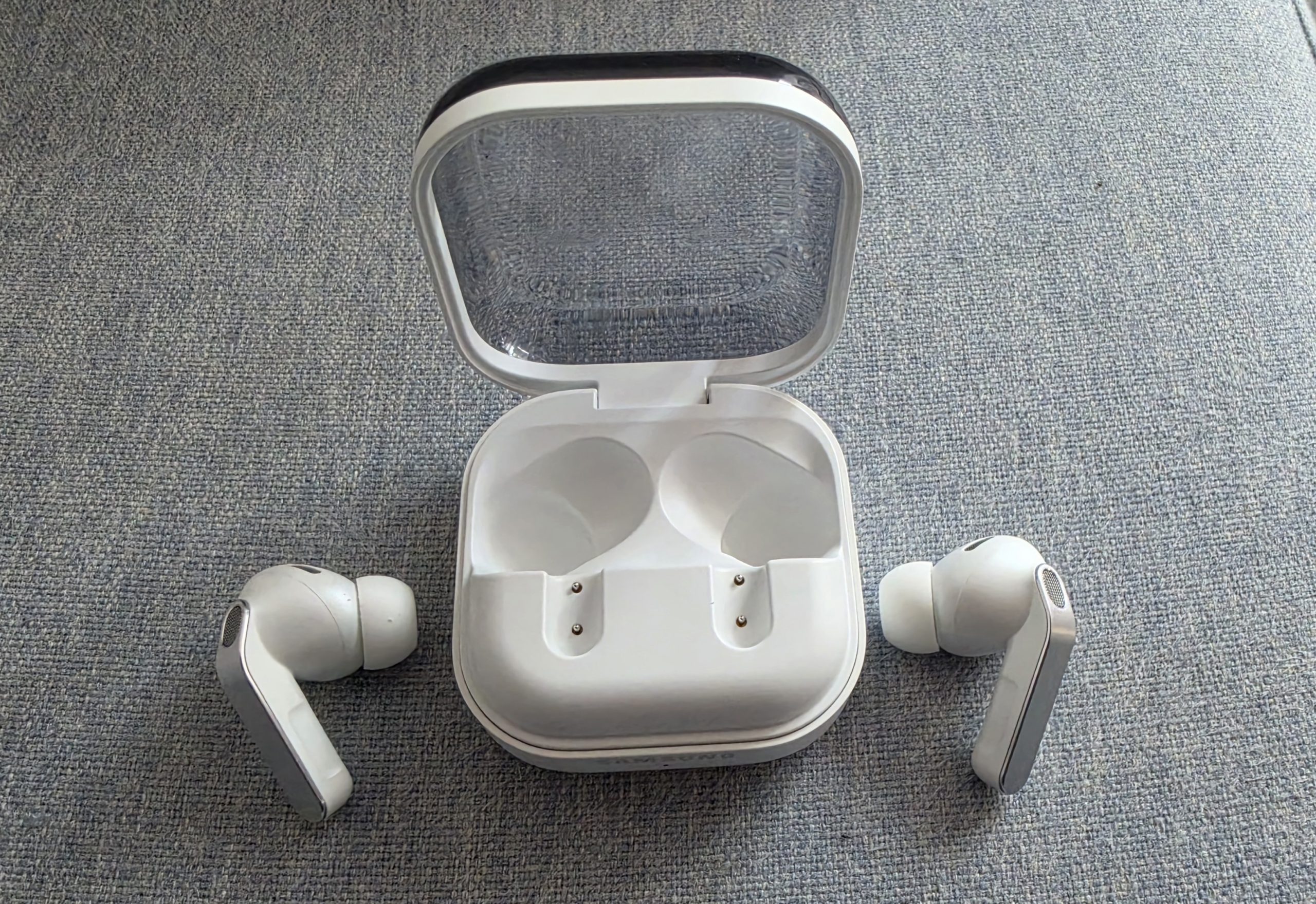 A Samsung csúcsfülese, a Buds4 Pro a legjobb hangzást a Samsung telefonokon keresztül tudja produkálni.